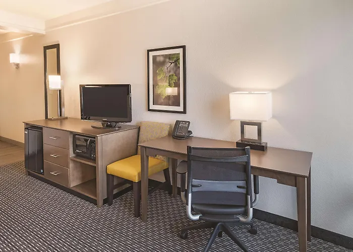 La Quinta By Wyndham Arlington North 6 Flags Dr